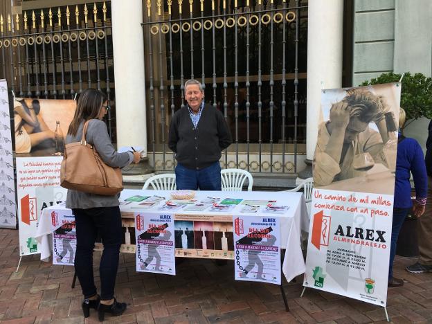 Presidente de Alrex en una mesa informativa en la calle. :: g. c.