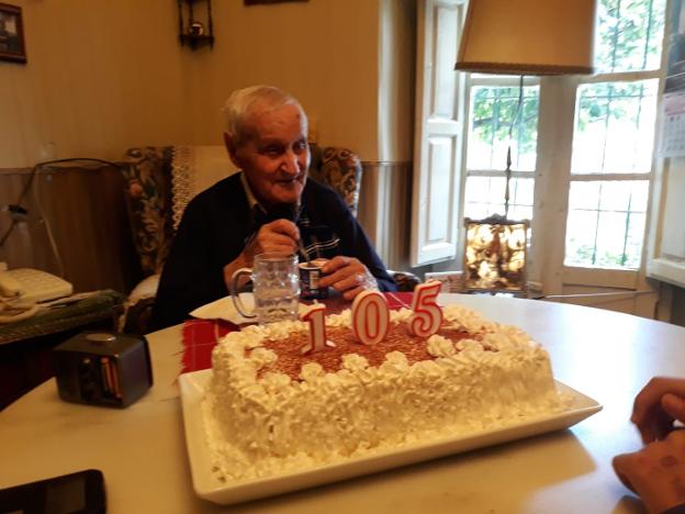 Filiberto García con la tarta de su 105 cumpleaños. :: hoy