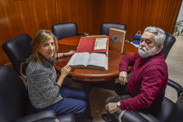 Lucía Rodríguez y Fco. Javier Olivares muestran un libro de la década de los 60 con las firmas en apoyo a la creación de la facultad. :: j. v. a.