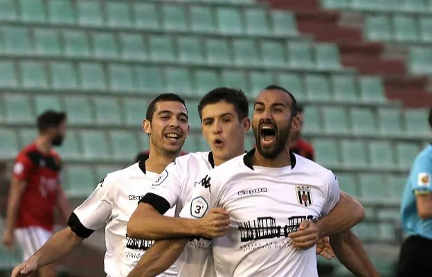Santi Villa celebra el primer gol del Mérida. :: J. M. ROMERO