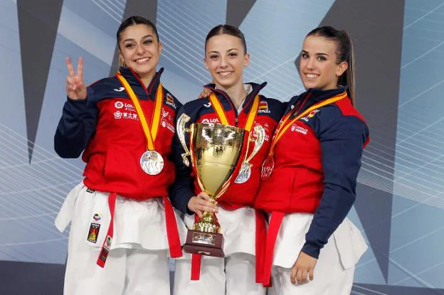 Marta García, Lidia Rodríguez y Raquel Roy con la plata. :: EFE