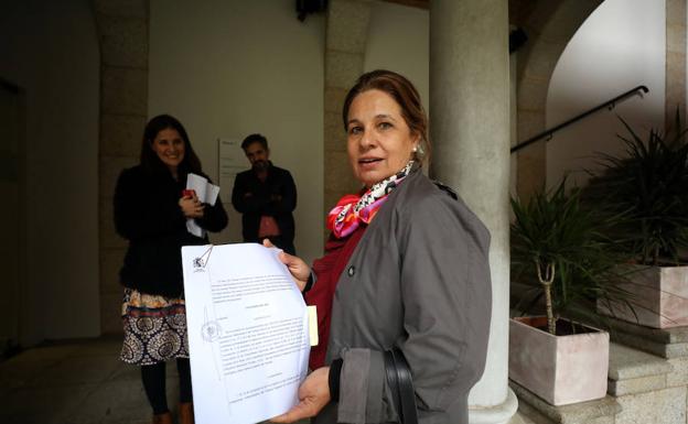 La vicepresidenta y consejera de Hacienda, Pilar Blanco-Morales, con la sentencia.