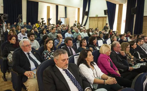 Público siguiendo el debate ayer en la Facultad de Ciencias de la Documentación y la Comunación