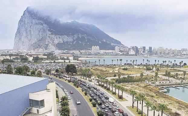 Atasco para cruzar la frontera a Gibraltar, en La Línea de la Concepción (Cádiz).