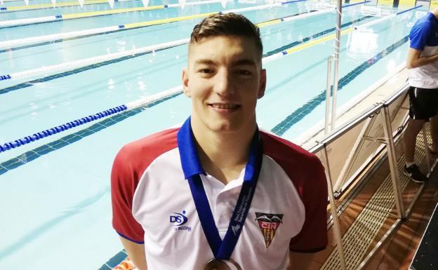 Miguel Durán, con la medalla de oro del 400 libre. :: CN TERRASSA