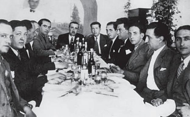 Núñez de Herrera en una comida en la que también se puede ver a Lorca. 