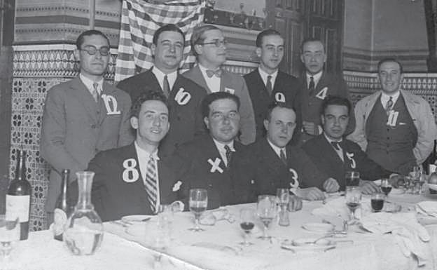 Cena en el Café Nacional. Núñez de Herrera en primer plano con el número 8. Aparecen, entre otros, Rafael Porlán (12), Collantes de Terán (10) y Rafael Laffón (7). 