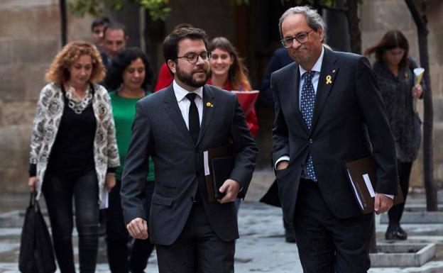 Quim Torra (d), acompañado por Pere Aragonés (c), antes de entrar en la reunión con los partidos catalanes.