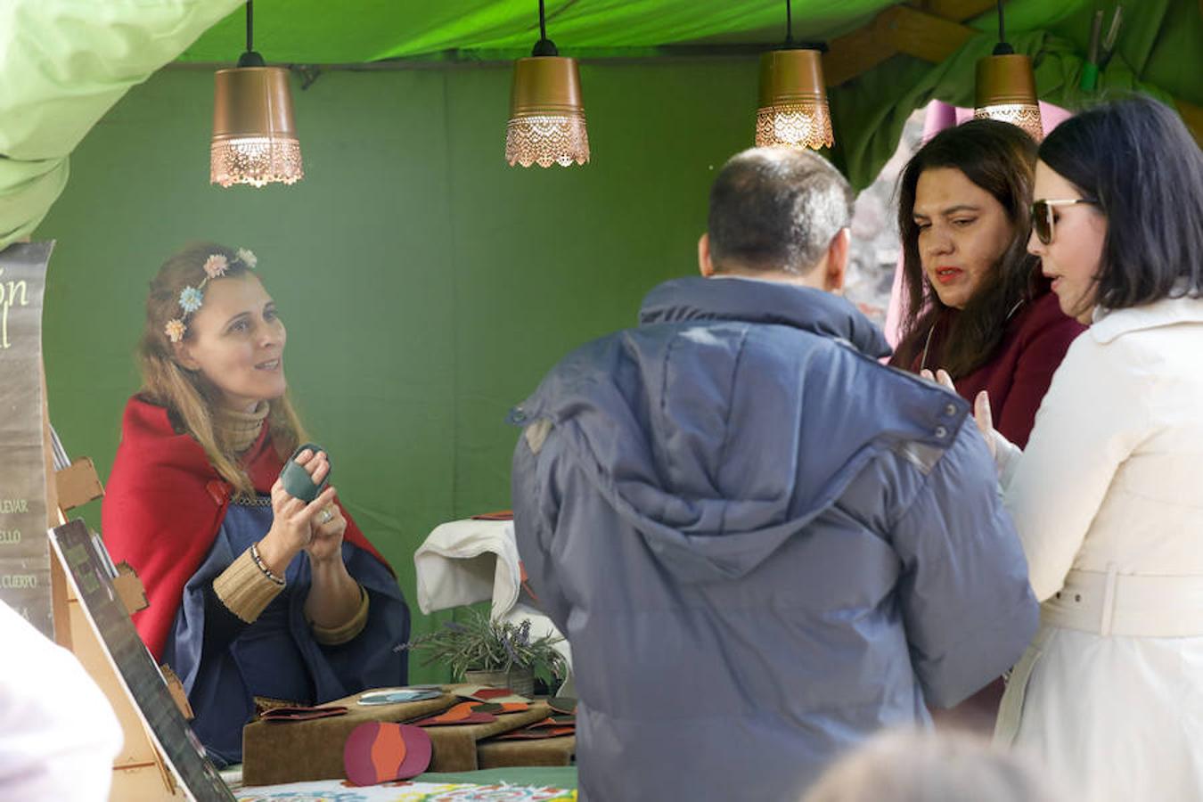 En los 150 puestos se vende desde hasta hidromiel con cannabis a monedas acuñadas a golpe de maza