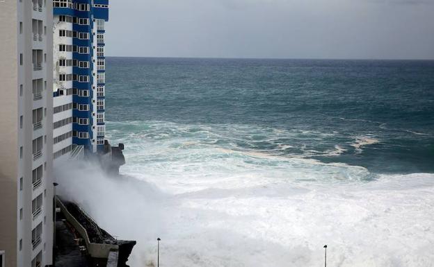 Costa de Tacoronte en Mesa del Mar donde se han desalojado a varias familias de un edificio por rotura de cristales. 