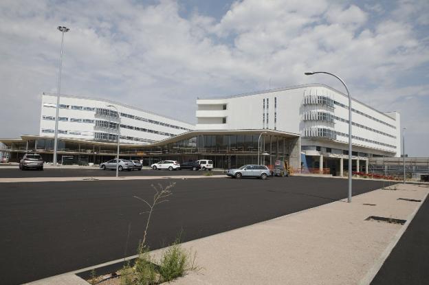 Primeros vehículos aparcados a las puertas del nuevo hospital de Cáceres. :: a. méndez