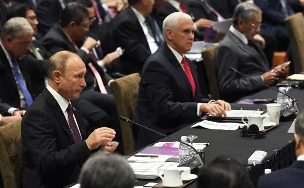 El presidente ruso, Vladimir Putin, junto al vicepresidente de EE UU Mike Pence.