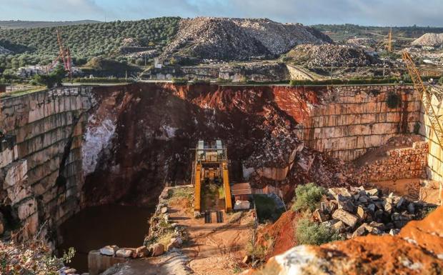 Vista de la cantera donde ayer dos operarios fallecieron mientras otras dos personas continúan desaparecidas tras un desprendimiento de tierra en Borba. EFE/ Nuno Veiga