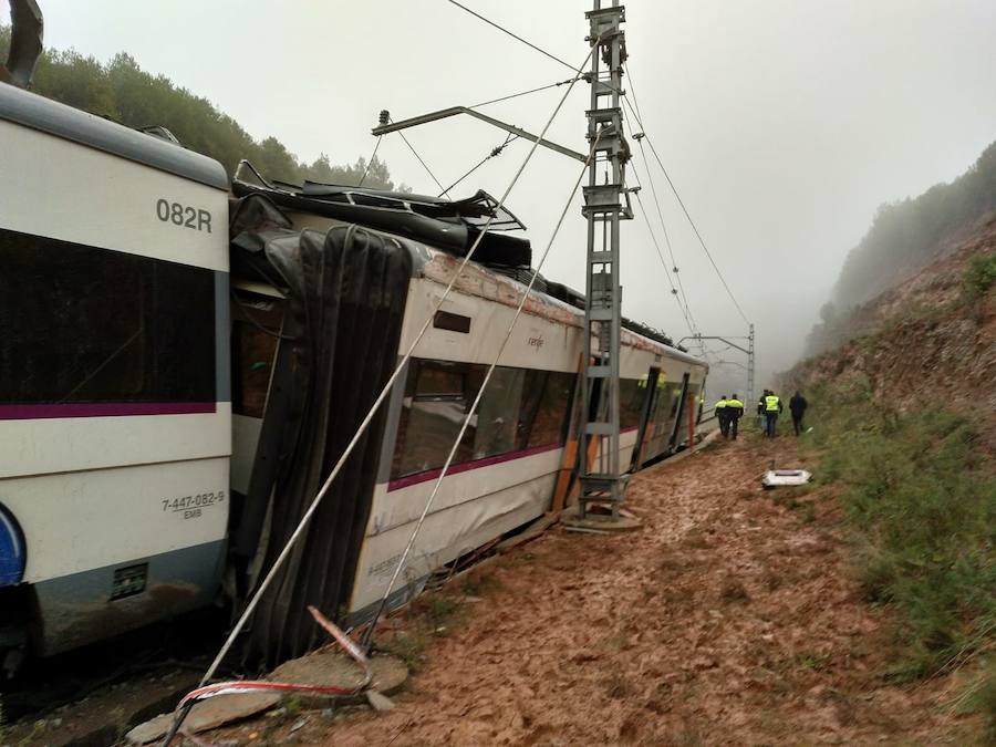 El servicio de Cercanías de Renfe se tiñó hoy de luto en Barcelona. Un tren de la línea 4, que cubría el tramo entre Manresa y Barcelona, descarriló poco después de las seis de la mañana, en el primer tren del día, a la altura de la localidad de Vacarisses (Barcelona), como consecuencia de la caída sobre la vía de tierra y piedras del talud.