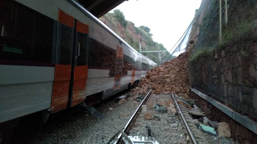 El servicio de Cercanías de Renfe se tiñó hoy de luto en Barcelona. Un tren de la línea 4, que cubría el tramo entre Manresa y Barcelona, descarriló poco después de las seis de la mañana, en el primer tren del día, a la altura de la localidad de Vacarisses (Barcelona), como consecuencia de la caída sobre la vía de tierra y piedras del talud.