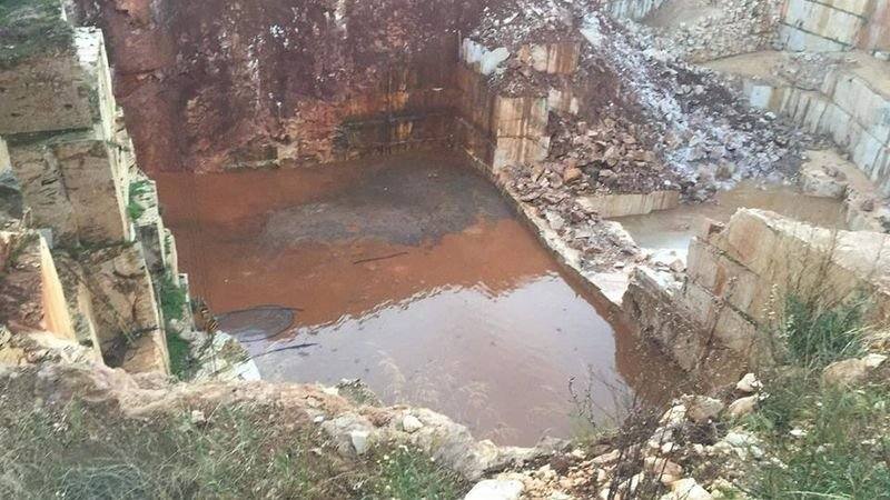 Un movimiento de tierras provocó el colapso de la vía, haciendo que varios vehículos cayeran al enorme socavón de una cantera de mármol 