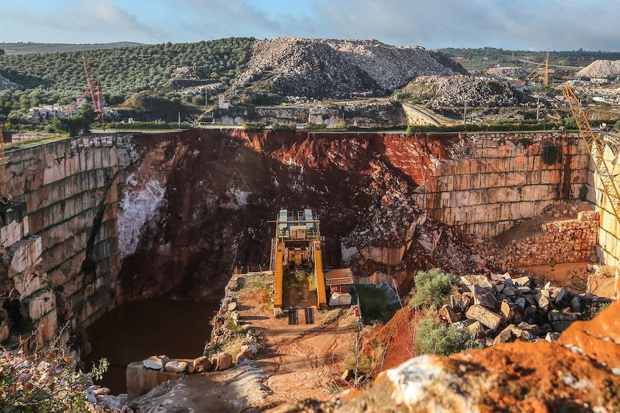 Un movimiento de tierras provocó el colapso de la vía, haciendo que varios vehículos cayeran al enorme socavón de una cantera de mármol 