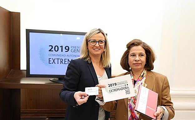 Blanca Martín, presidenta de la Asamblea, recibe el proyecto de Presupuestos de manos de la consejera de Hacienda Pilar Blanco-Morales 