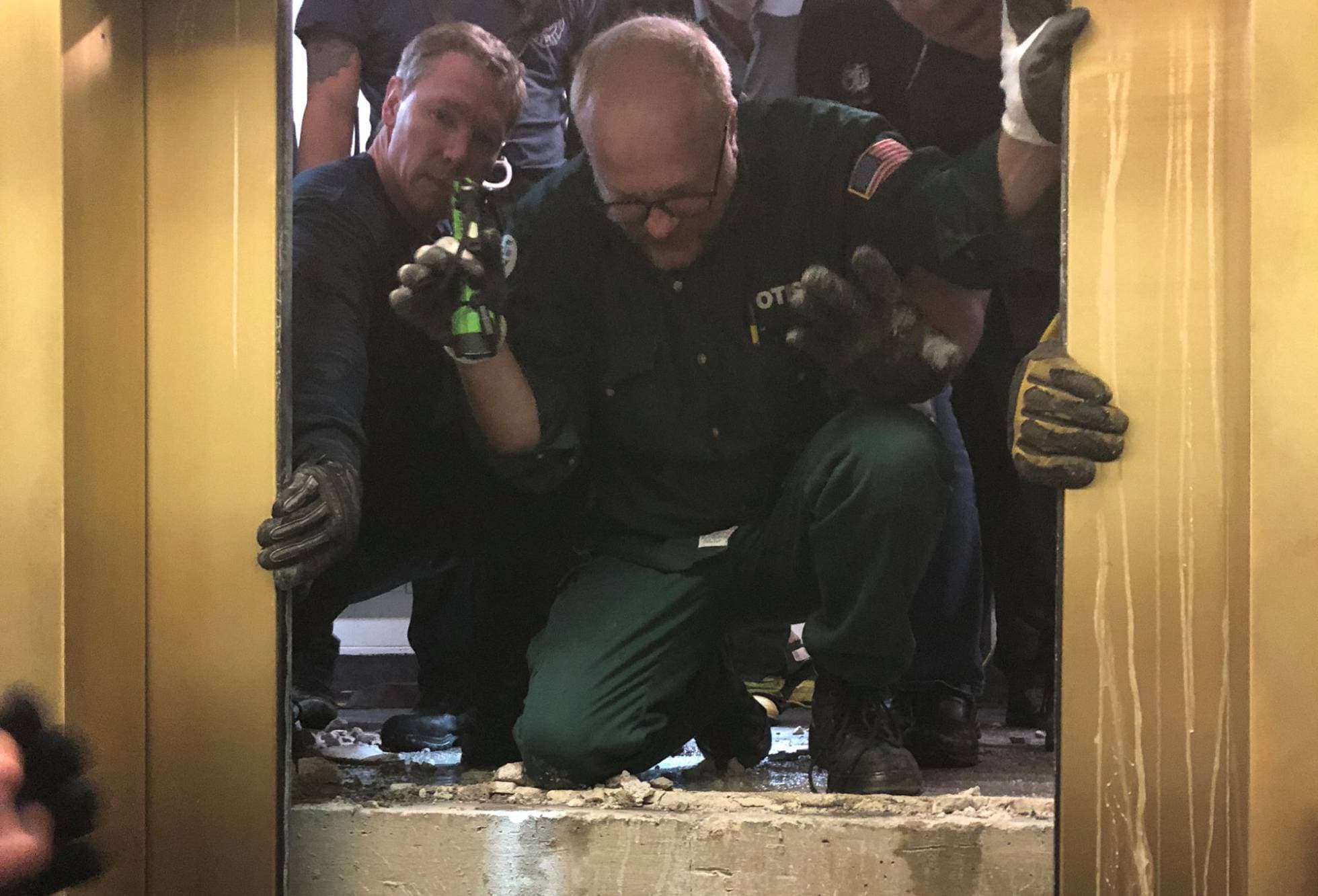 Los servicios de rescate acceden al ascensor siniestrado en el edificio John Hancock Center, en Chicago.