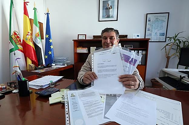 El alcalde de Usagre, Antonio Luna, con varios currículos para trabajar en la fotovoltaica. :: brígido