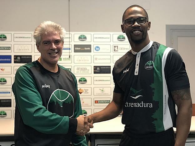 TJ Sapp, en su presentación como nuevo escolta del Cáceres. :: CCB