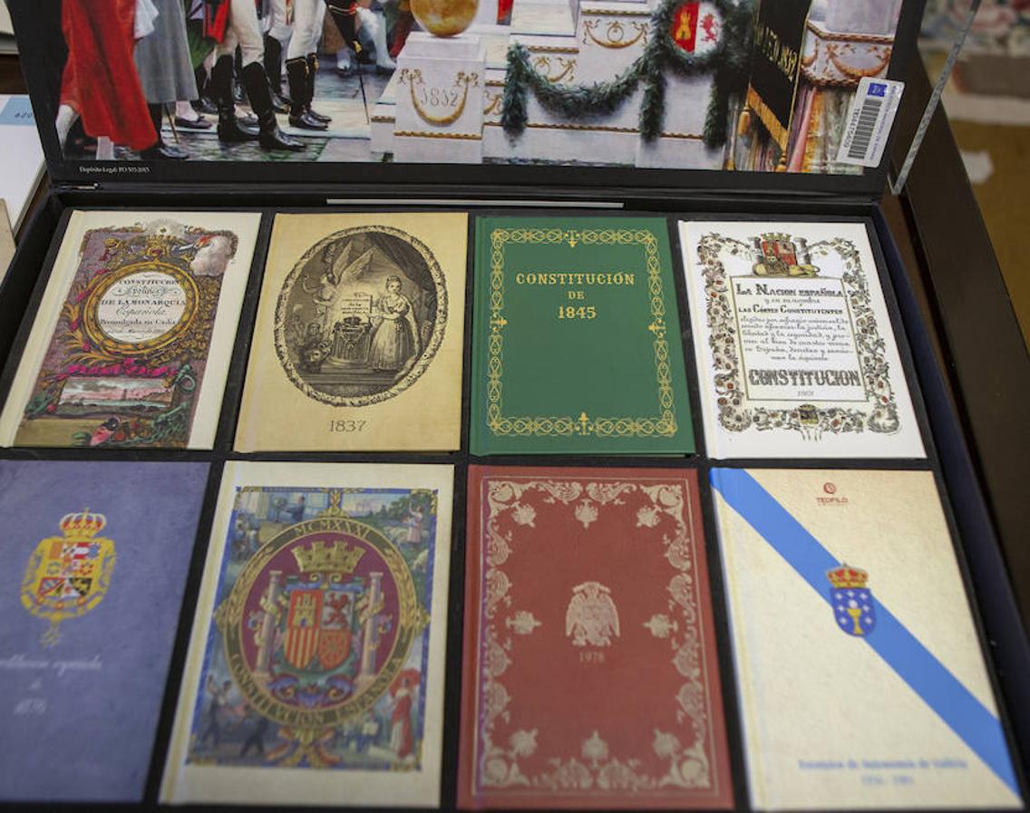 La caja con las diversaciones ediciones Constituciones de la historia de España en una edición especial del gobierno de Galicia.