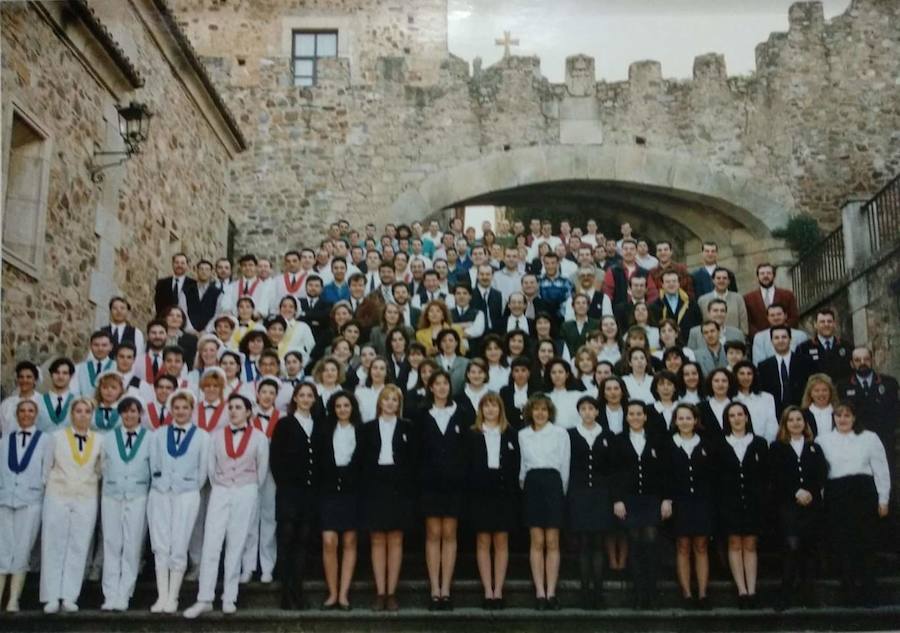 Foto de los años 90 de los empleados de Eroski en el Arco de la Estrella cedida por Leonardo Mirón. 