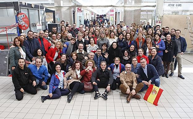 Los cacereños se han abrazado a los trabajadores:: 