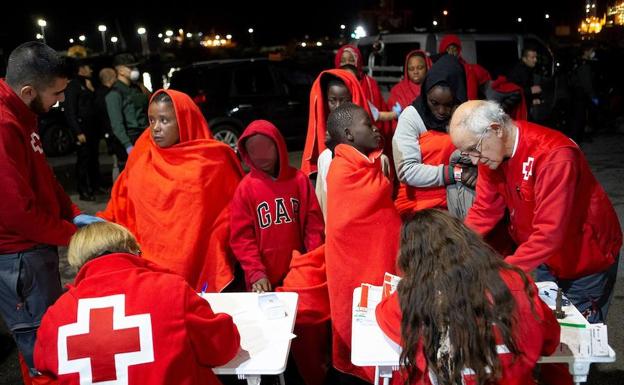 Inmigrantes rescatados en el mar de Alborán, atendidos a su llegada durante la noche del jueves al viernes en el puerto de Motril.