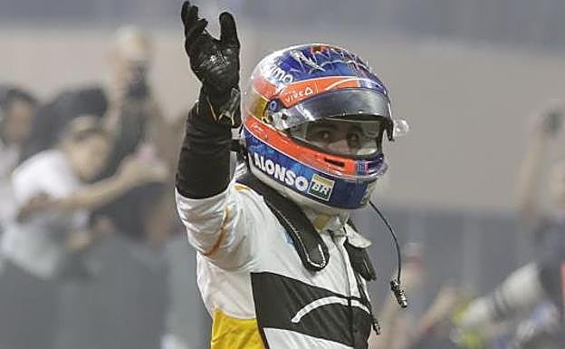 Fernando Alonso saludando a la grada tras el GP de Abu Dabi