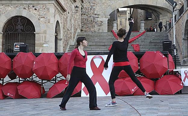 Imagen de archivo de un espectáculo de danza contra el Sida en Cáceres. 