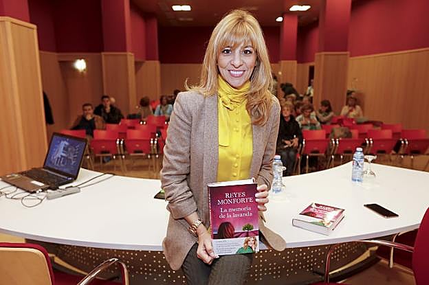 Reyes Monforte, ayer antes de la presentación. :: lorenzo cordero