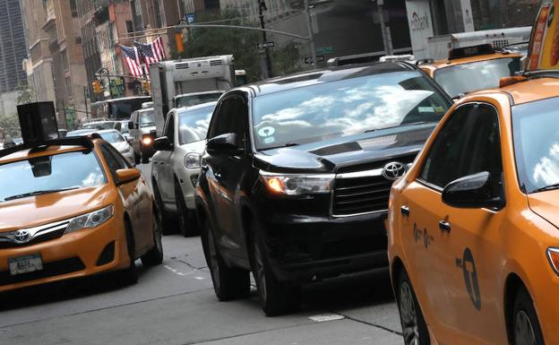 Un vehículo de Uber, entre los taxis neoyorquinos.