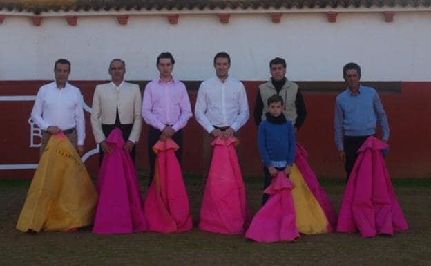 Grupo de aficionados prácticos taurinos que dirige el torero Fernando González