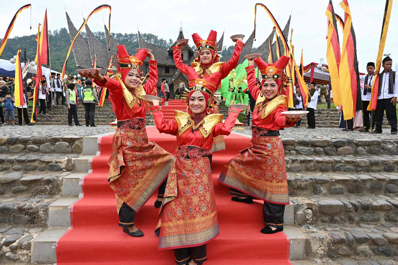 Los bailarines indonesios participan en el festival de arte y cultura Minangkabau 2018 en Batusangkar, Sumatra Occidental. La cultura se lleva a cabo en la regencia de Tanah Datar del 28 de noviembre al 2 de diciembre para impulsar la economía y el turismo