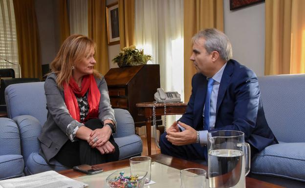 Reunión entre la delegada del Gobierno y el alcalde. :: C.MORENO