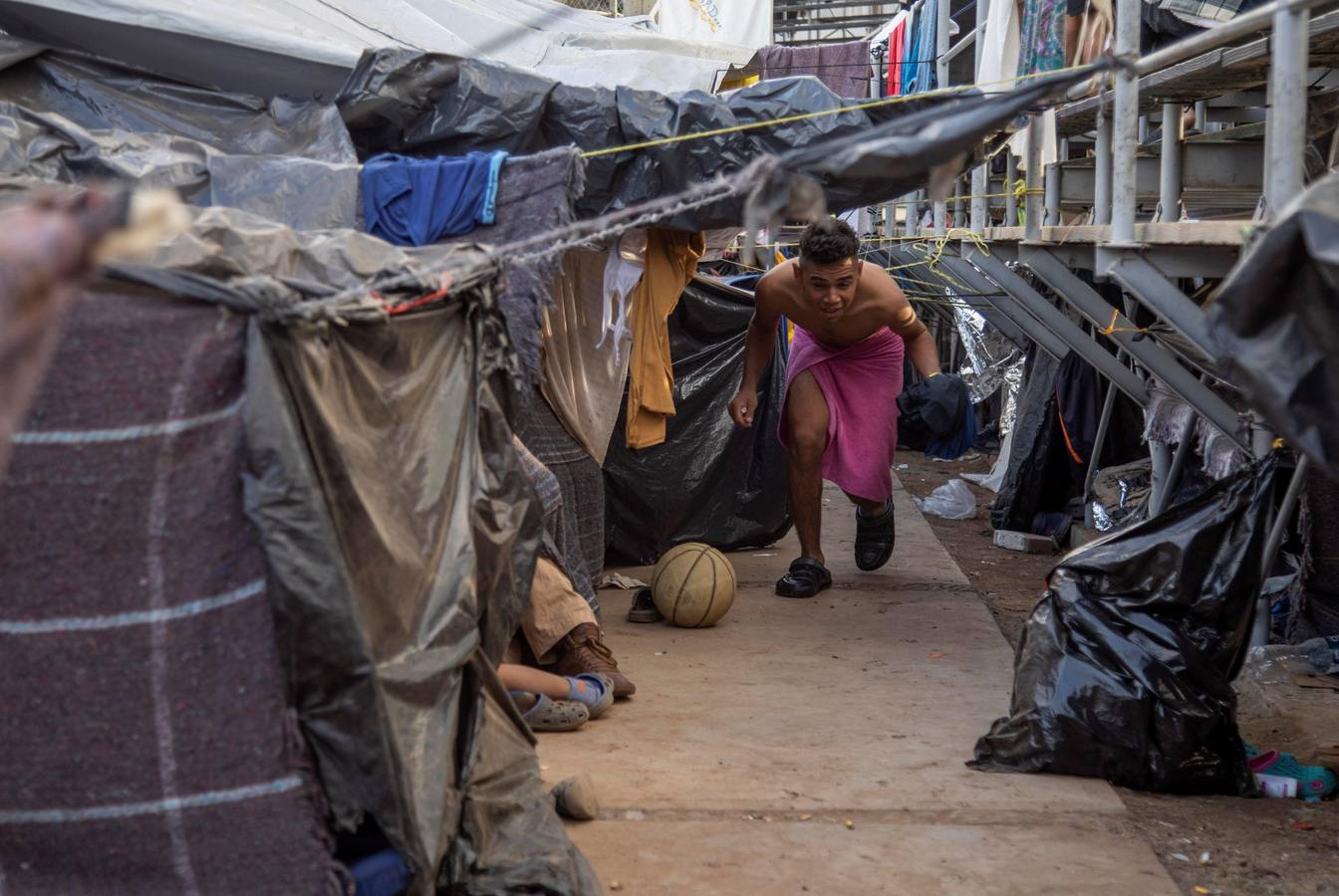 Los migrantes que entraron a México a finales de octubre y confluyeron en Tijuana en las últimas semanas, están cerca del punto crítico ante su hacinamiento en un albergue de esta ciudad fronteriza. Según autoridades mexicanas, unas 9.000 centroamericanos llegaron a México desde el 19 de octubre en distintos grupos, de los cuales más de 7.000 arribaron a Mexicali y Tijuana, estado de Baja California, para allí pedir asilo en Estados Unidos y otros 2.000 en otros lugares del país.