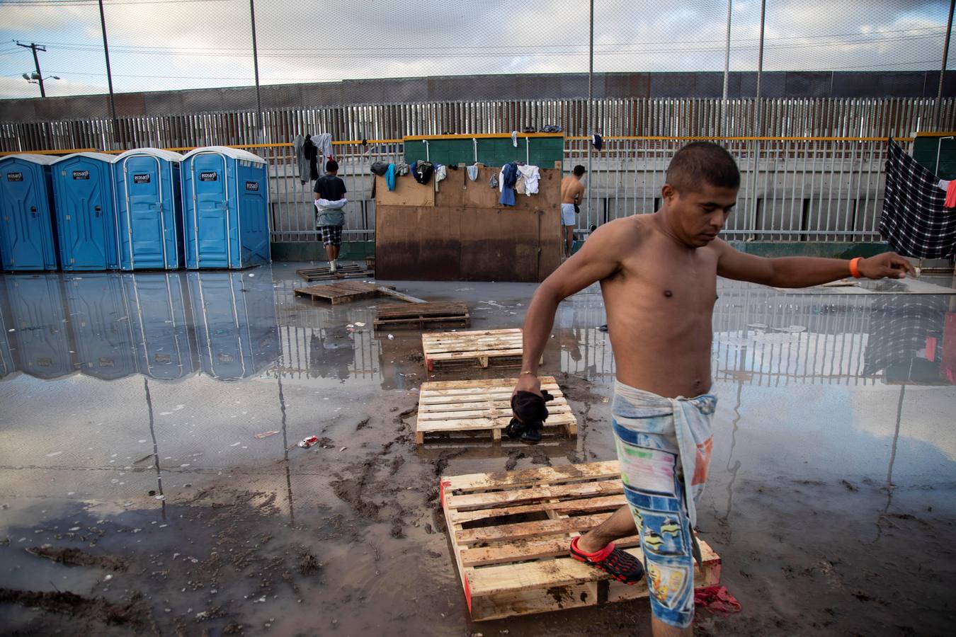 Los migrantes que entraron a México a finales de octubre y confluyeron en Tijuana en las últimas semanas, están cerca del punto crítico ante su hacinamiento en un albergue de esta ciudad fronteriza. Según autoridades mexicanas, unas 9.000 centroamericanos llegaron a México desde el 19 de octubre en distintos grupos, de los cuales más de 7.000 arribaron a Mexicali y Tijuana, estado de Baja California, para allí pedir asilo en Estados Unidos y otros 2.000 en otros lugares del país.