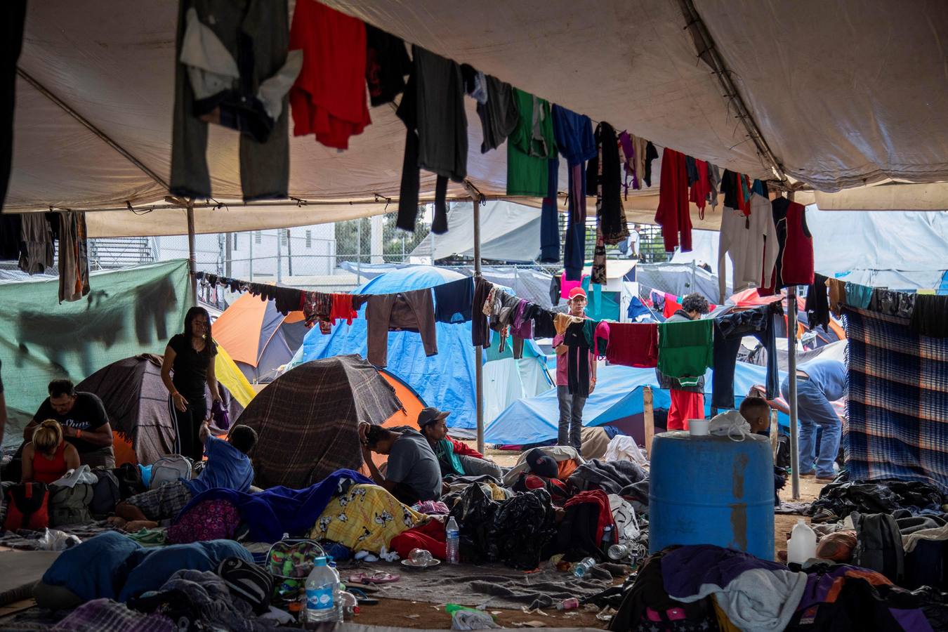 Los migrantes que entraron a México a finales de octubre y confluyeron en Tijuana en las últimas semanas, están cerca del punto crítico ante su hacinamiento en un albergue de esta ciudad fronteriza. Según autoridades mexicanas, unas 9.000 centroamericanos llegaron a México desde el 19 de octubre en distintos grupos, de los cuales más de 7.000 arribaron a Mexicali y Tijuana, estado de Baja California, para allí pedir asilo en Estados Unidos y otros 2.000 en otros lugares del país.