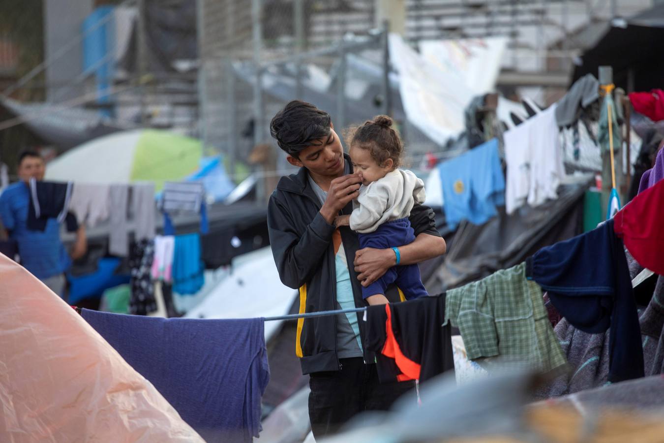 Los migrantes que entraron a México a finales de octubre y confluyeron en Tijuana en las últimas semanas, están cerca del punto crítico ante su hacinamiento en un albergue de esta ciudad fronteriza. Según autoridades mexicanas, unas 9.000 centroamericanos llegaron a México desde el 19 de octubre en distintos grupos, de los cuales más de 7.000 arribaron a Mexicali y Tijuana, estado de Baja California, para allí pedir asilo en Estados Unidos y otros 2.000 en otros lugares del país.