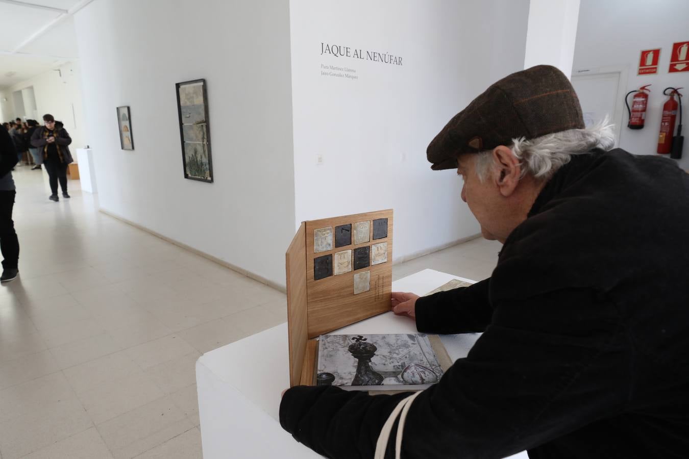 Exposición de Pura Martínez y Jairo González de cerámicas bajo el título de Jaque al Nenúfar. Son obras relacionadas con el juego del ajedrez sobre una inspiración de las flores del nenúfar. La exposición se inauguró el 23 de noviembre en la Escuela de Arte y Superior de Diseño de Mérida.