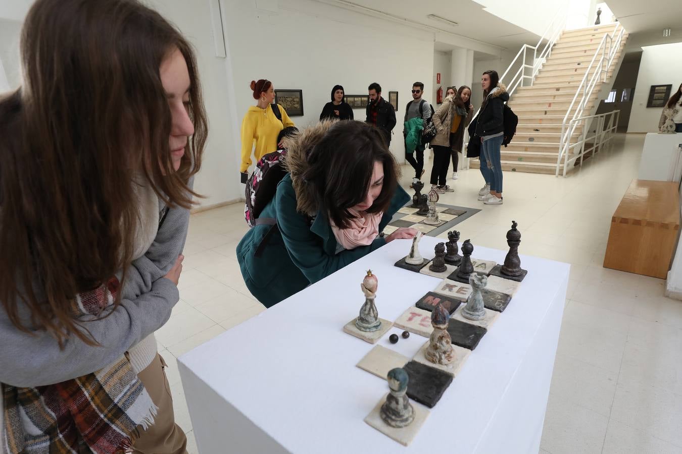 Exposición de Pura Martínez y Jairo González de cerámicas bajo el título de Jaque al Nenúfar. Son obras relacionadas con el juego del ajedrez sobre una inspiración de las flores del nenúfar. La exposición se inauguró el 23 de noviembre en la Escuela de Arte y Superior de Diseño de Mérida.