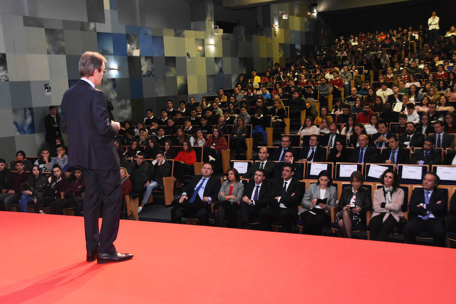 Fotos: I Jornada de Educación financiera de Caixabanc y HOY