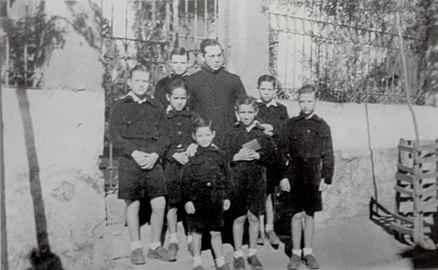 El cura José Polo con sus huérfanos. :: 