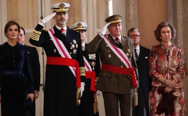 Don Felipe y doña Letizia, junto a los reyes eméritos, en la Pascual Militar de esta año, primera a la que acudió don Juan Carlos desde su abdicación.