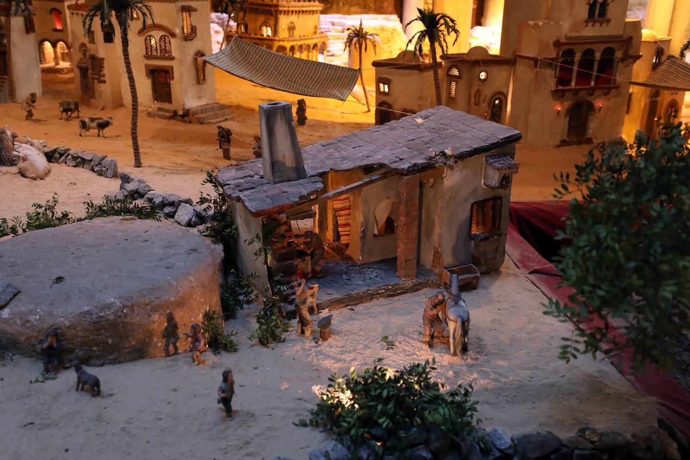 Hasta el próximo 6 de enero se puede visitar, en el Centro Cultural Alcazaba, el Belén Municipal que ha realizado, como todos los años, la asociación Belenistas de Mérida. Se inauguró ayer de forma oficial por su presidente, Ángel de las Heras, acto al que asistieron los concejales Carmen Yáñez, Pedro Blas Vadillo y Ana Aragoneses. El Belén se podrá visitar de lunes a viernes de 8 a 15 horas y de 17 a 20 horas. También los sábados, domingos y festivos, en horario de 17.30 a 20.30 horas. Consta de 240 figuras distribuidas en unos 170 metros cuadrados y está lleno de detalles y de escenas muy cuidadas.