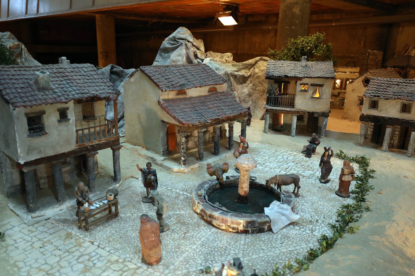 Hasta el próximo 6 de enero se puede visitar, en el Centro Cultural Alcazaba, el Belén Municipal que ha realizado, como todos los años, la asociación Belenistas de Mérida. Se inauguró ayer de forma oficial por su presidente, Ángel de las Heras, acto al que asistieron los concejales Carmen Yáñez, Pedro Blas Vadillo y Ana Aragoneses. El Belén se podrá visitar de lunes a viernes de 8 a 15 horas y de 17 a 20 horas. También los sábados, domingos y festivos, en horario de 17.30 a 20.30 horas. Consta de 240 figuras distribuidas en unos 170 metros cuadrados y está lleno de detalles y de escenas muy cuidadas.