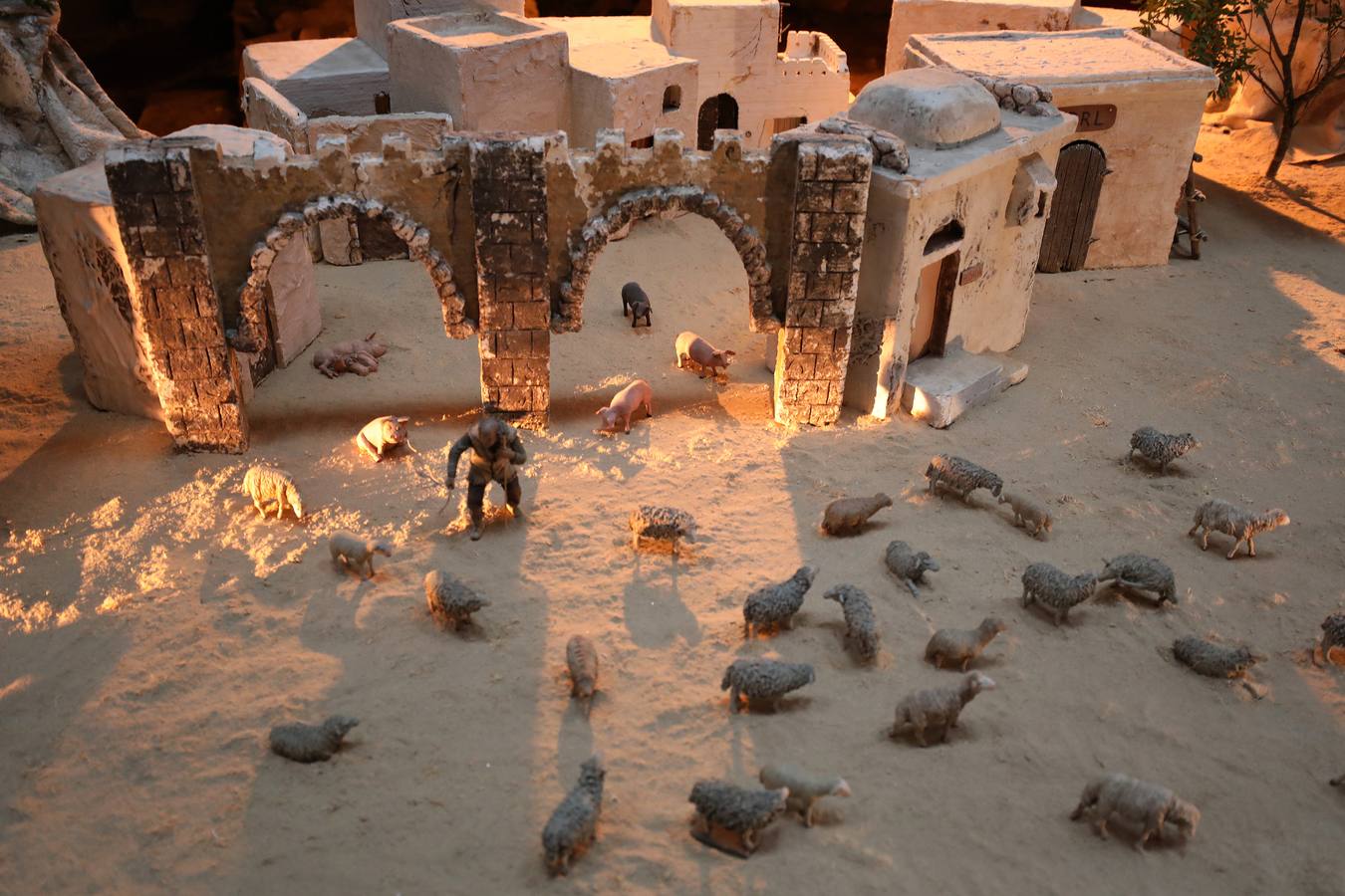 Hasta el próximo 6 de enero se puede visitar, en el Centro Cultural Alcazaba, el Belén Municipal que ha realizado, como todos los años, la asociación Belenistas de Mérida. Se inauguró ayer de forma oficial por su presidente, Ángel de las Heras, acto al que asistieron los concejales Carmen Yáñez, Pedro Blas Vadillo y Ana Aragoneses. El Belén se podrá visitar de lunes a viernes de 8 a 15 horas y de 17 a 20 horas. También los sábados, domingos y festivos, en horario de 17.30 a 20.30 horas. Consta de 240 figuras distribuidas en unos 170 metros cuadrados y está lleno de detalles y de escenas muy cuidadas.