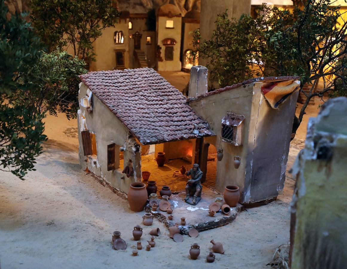 Hasta el próximo 6 de enero se puede visitar, en el Centro Cultural Alcazaba, el Belén Municipal que ha realizado, como todos los años, la asociación Belenistas de Mérida. Se inauguró ayer de forma oficial por su presidente, Ángel de las Heras, acto al que asistieron los concejales Carmen Yáñez, Pedro Blas Vadillo y Ana Aragoneses. El Belén se podrá visitar de lunes a viernes de 8 a 15 horas y de 17 a 20 horas. También los sábados, domingos y festivos, en horario de 17.30 a 20.30 horas. Consta de 240 figuras distribuidas en unos 170 metros cuadrados y está lleno de detalles y de escenas muy cuidadas.