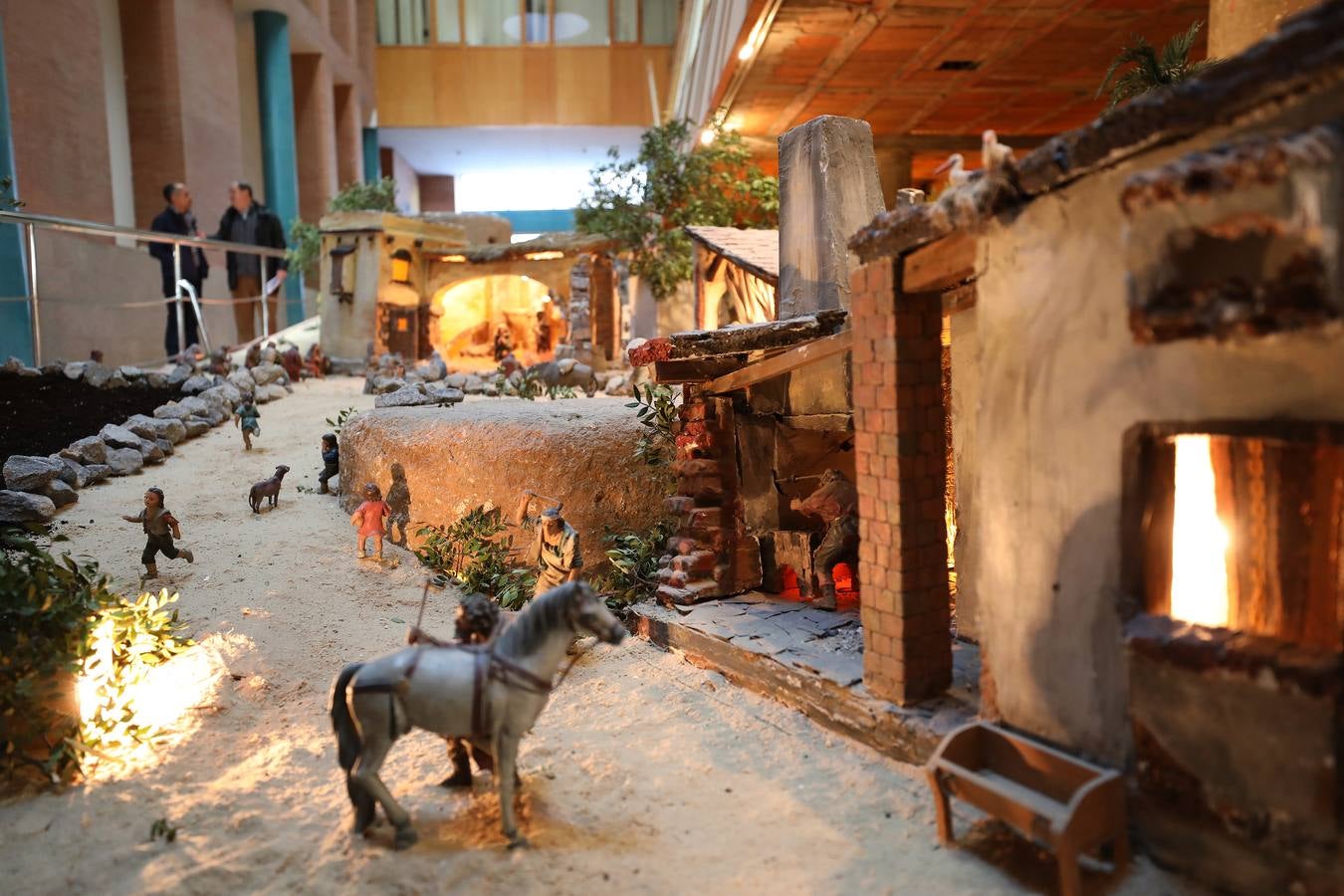 Hasta el próximo 6 de enero se puede visitar, en el Centro Cultural Alcazaba, el Belén Municipal que ha realizado, como todos los años, la asociación Belenistas de Mérida. Se inauguró ayer de forma oficial por su presidente, Ángel de las Heras, acto al que asistieron los concejales Carmen Yáñez, Pedro Blas Vadillo y Ana Aragoneses. El Belén se podrá visitar de lunes a viernes de 8 a 15 horas y de 17 a 20 horas. También los sábados, domingos y festivos, en horario de 17.30 a 20.30 horas. Consta de 240 figuras distribuidas en unos 170 metros cuadrados y está lleno de detalles y de escenas muy cuidadas.